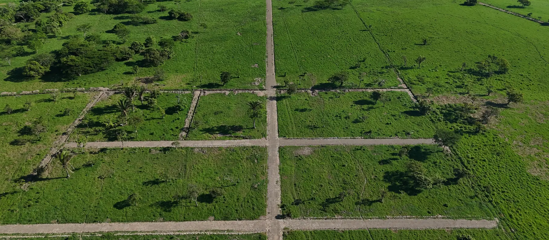 Vista aérea de Prados del Llano con el trazado de las vías internas entre los lotes